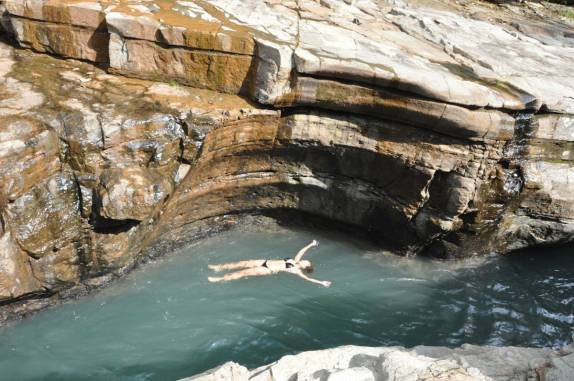 Nadando em canyon na região de Boquete, no Panamá